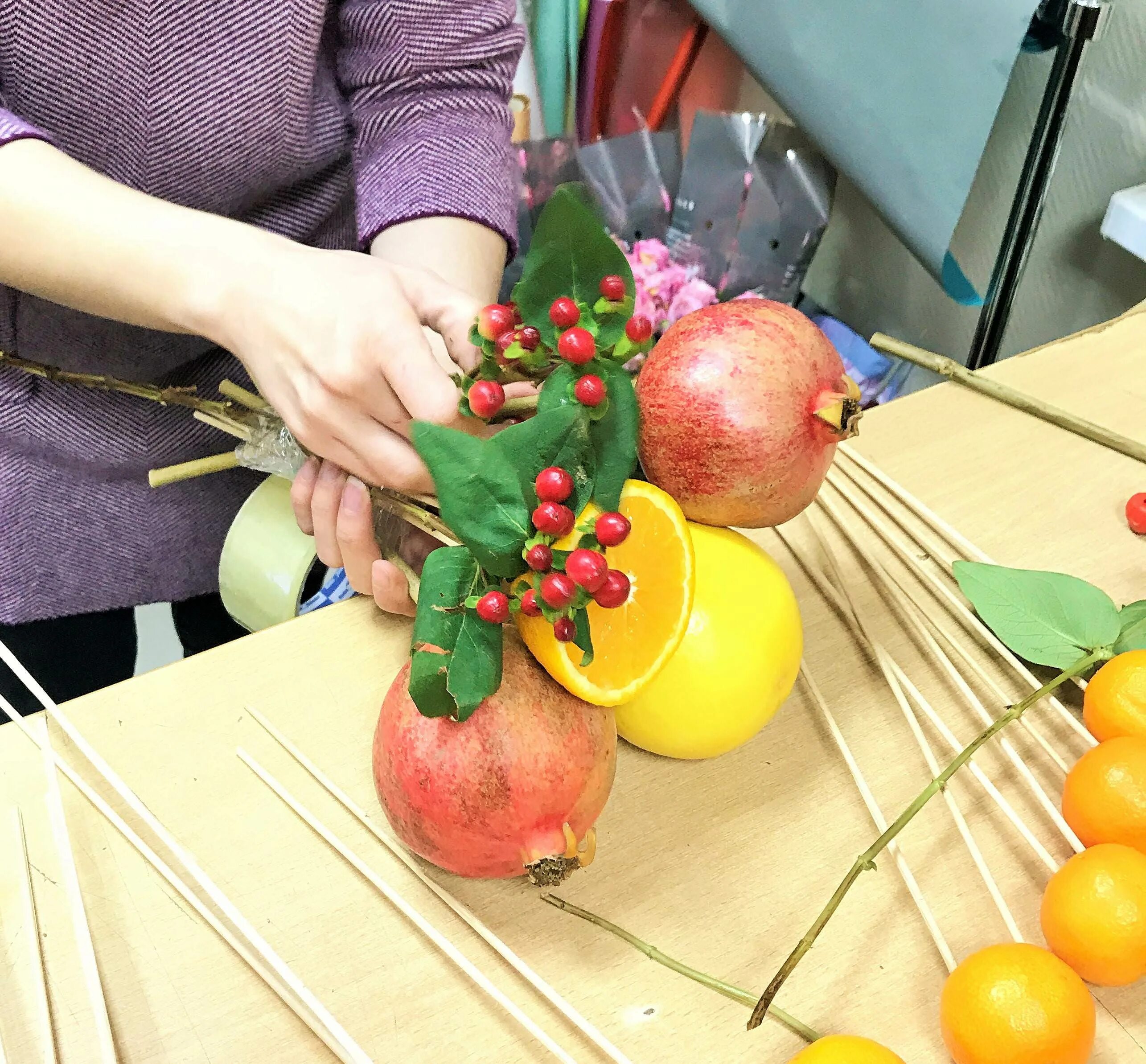 Букет из фруктов. Букет из фруктовмас мастер класс. Маленький букет из фруктов. Букет из фруктов пошагово. Фруктовый мастер