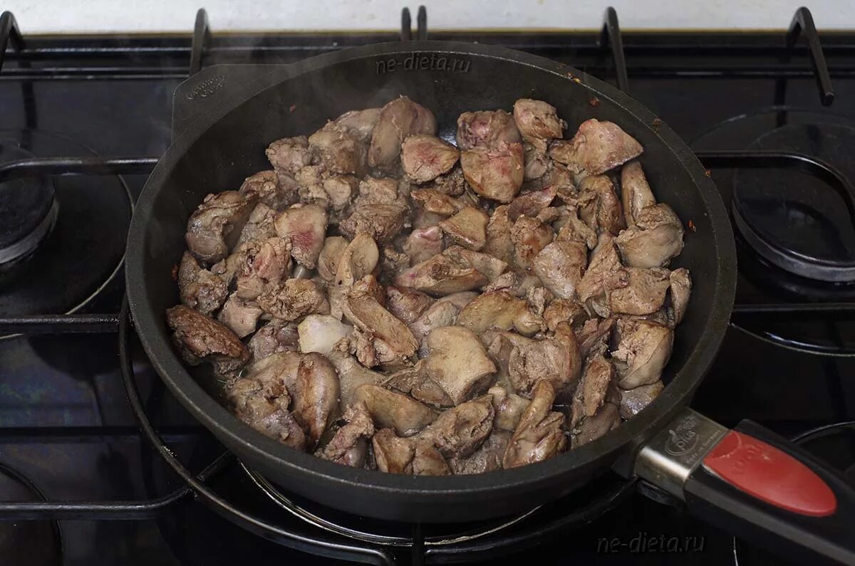 Сколько времени жарится печень на сковороде. Обжаренная куриная печень. Куриная печень на сковороде. Печень куриная жареная на сковороде. Жарим печень куриную.