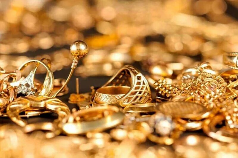 Золотые украшения. Много драгоценностей. Куча золотых украшений. Золотистые украшения.