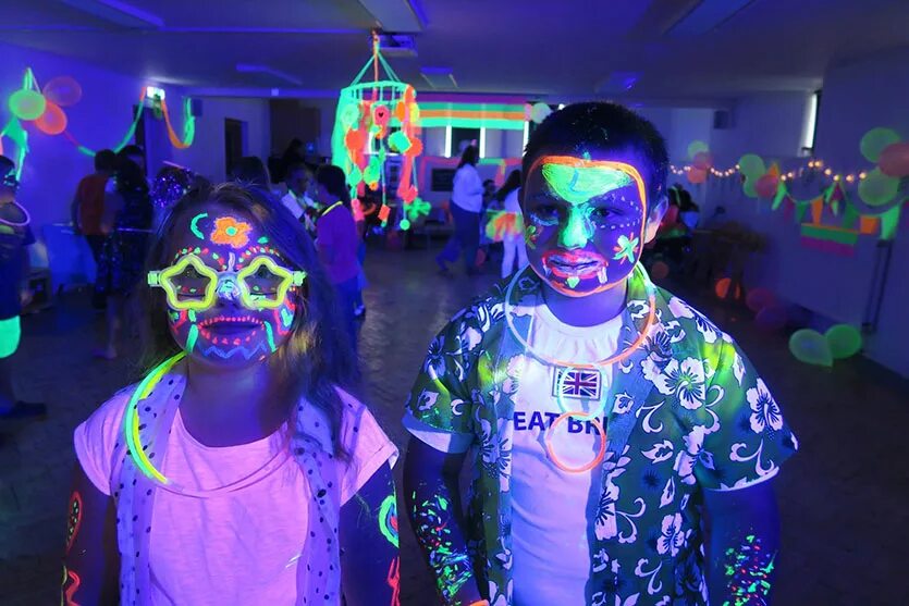 Neon party. Неоновая вечеринка. Неон вечеринка для детей. Детская неоновая вечеринка. Вечеринка в неоновом стиле.