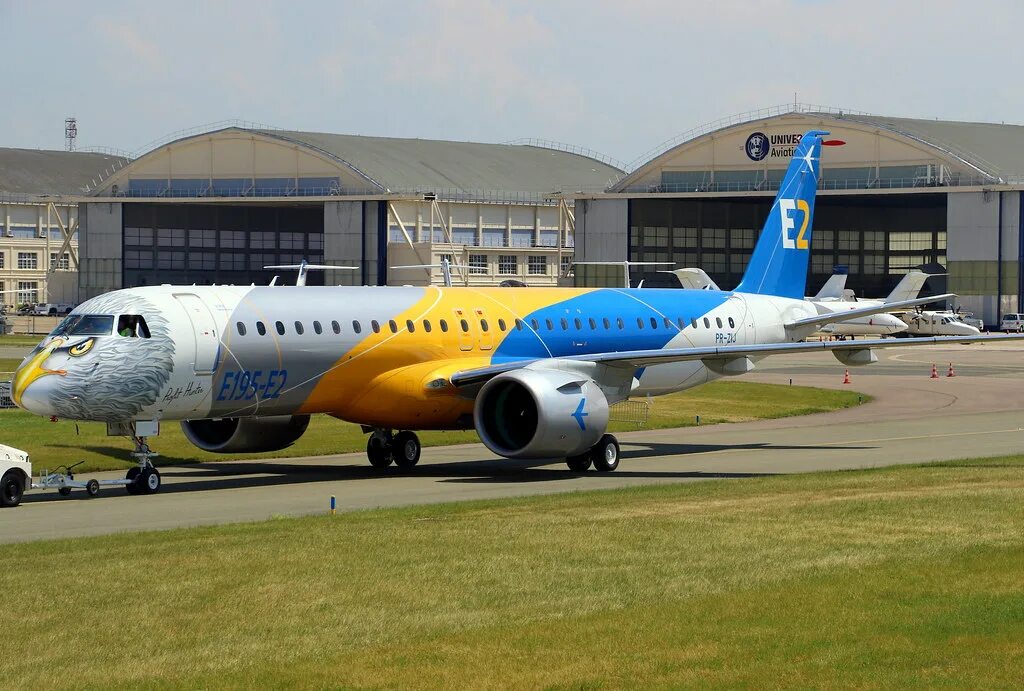 Embraer emb 195. Embraer e195-e2. эмбраер 195. самолет эмбраер 195. самолет эмбраер 195 белавиа.