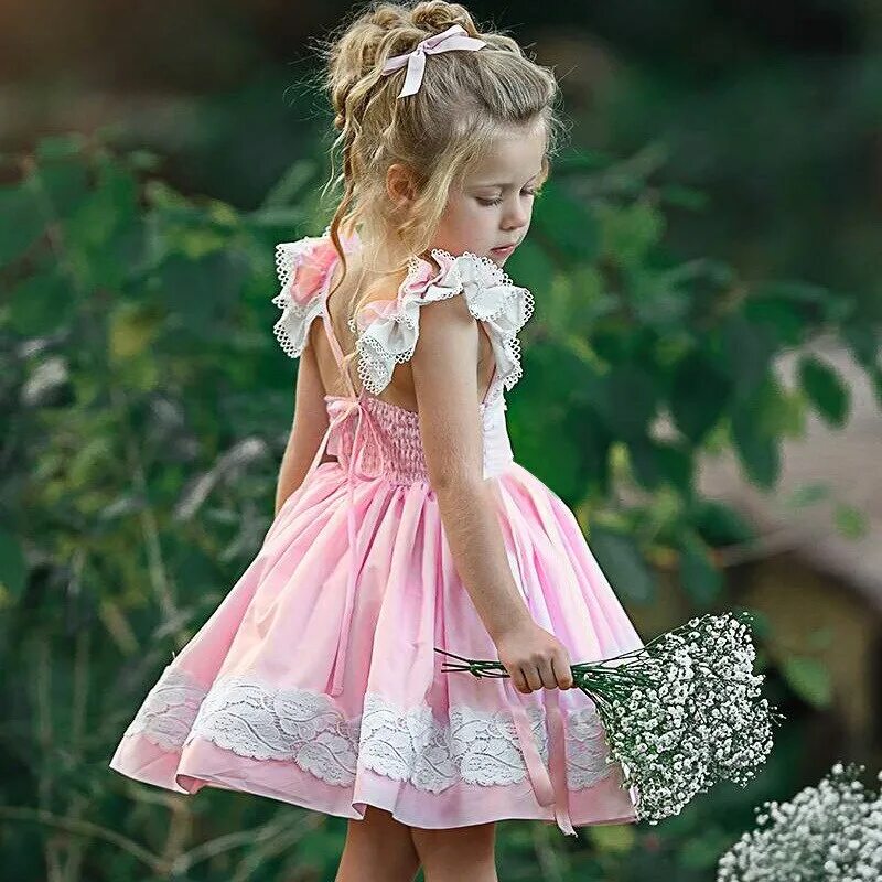 Маленьких девочек в розовых платьев. Платье розовое для маленьких. Платья для маленьких деточек. Розовое платье для девочки. Малышка в розовом платье.