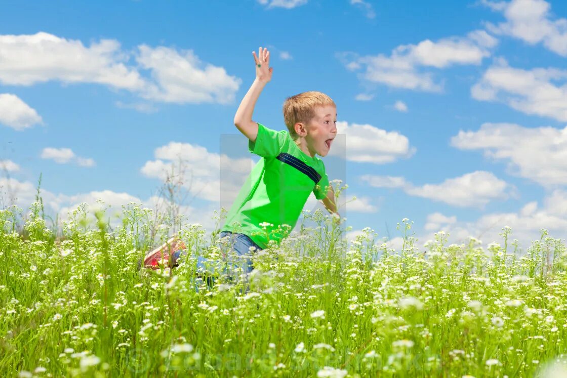 Радостный мальчик. Счастливые дети бегут. Мальчик бежит по лугу. Дети с цветами бегут в поле.
