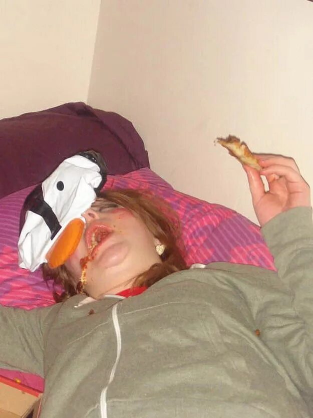 Заспанная девушка. Уставшая девушка. Спящие собаки. Спящие девушки. Смешная спящая девушка.