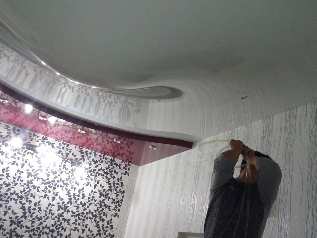 Затопили квартиру соседи сверху. Затопили натяжной потолок. Течет с потолка. Потолки соседу. Соседи затопили квартиру.