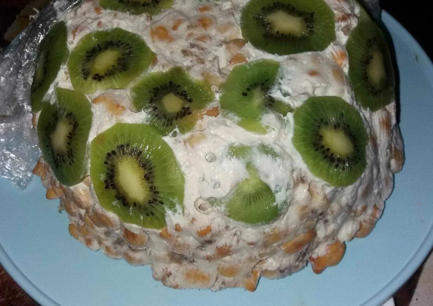 Торт из печенья с бананом и киви. Торт без выпечки из печенья рыбки с бананом и киви. торт с киви и крекером рыбки. торт из крекеров с киви. торт из крекера рыбки с киви без выпечки.