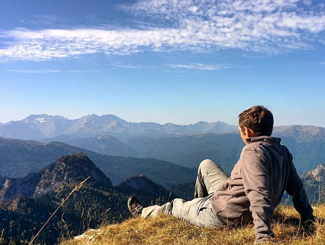 Nature работа. Парень в горах. Мужчина на фоне гор. Фотосессия в горах. Человек и природа.