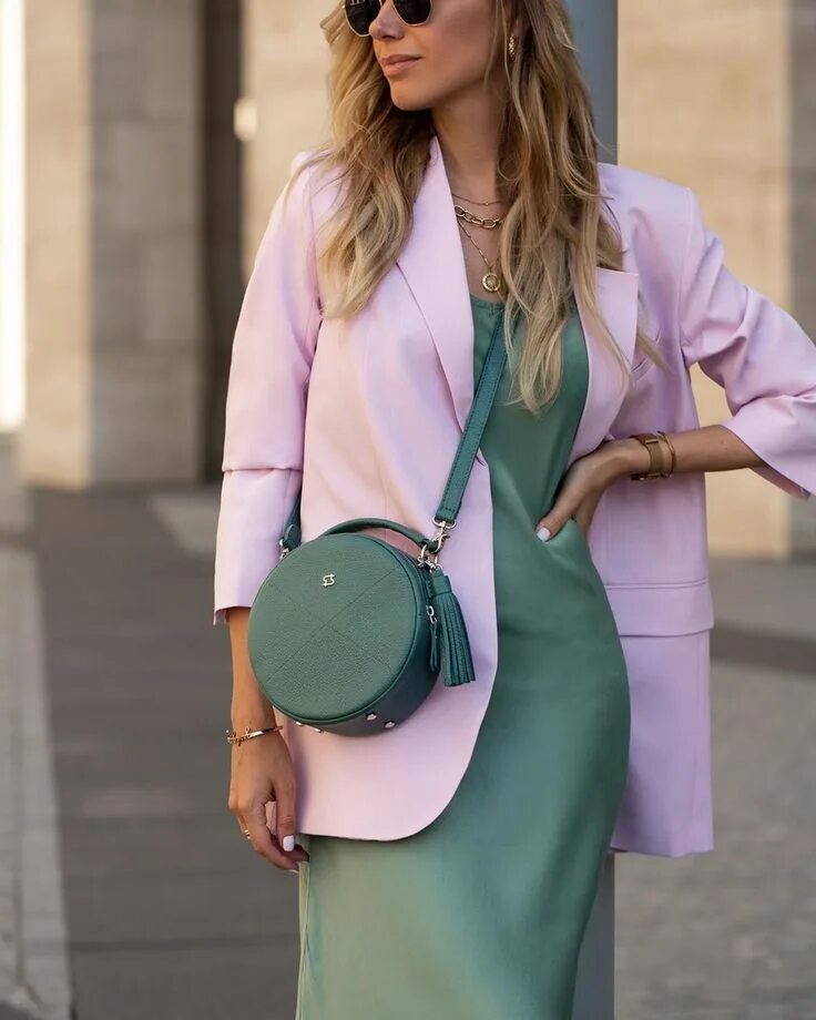 Сочетание цветов которое выглядит дорого. Цвета которые выглядят дорого в одежде. Монохромные цвета в одежде. Сочетание лавандового в одежде. Дорогие сочетания в одежде.