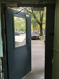 Дверь внезапно распахнулась и на улицу выскочил