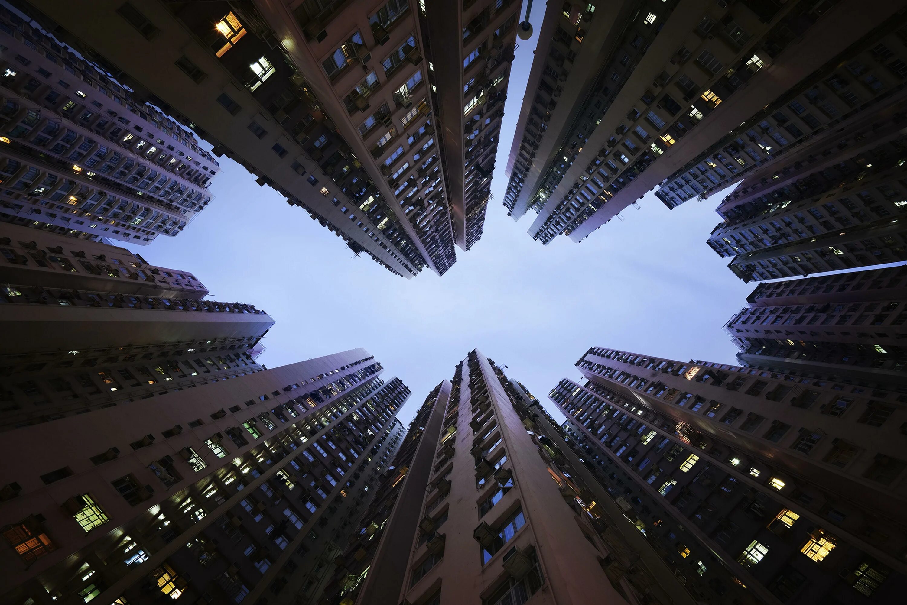 Город снизу. Каменные джунгли Гонконга. Небоскребы вид снизу вверх. Небоскреб. Город вид снизу.