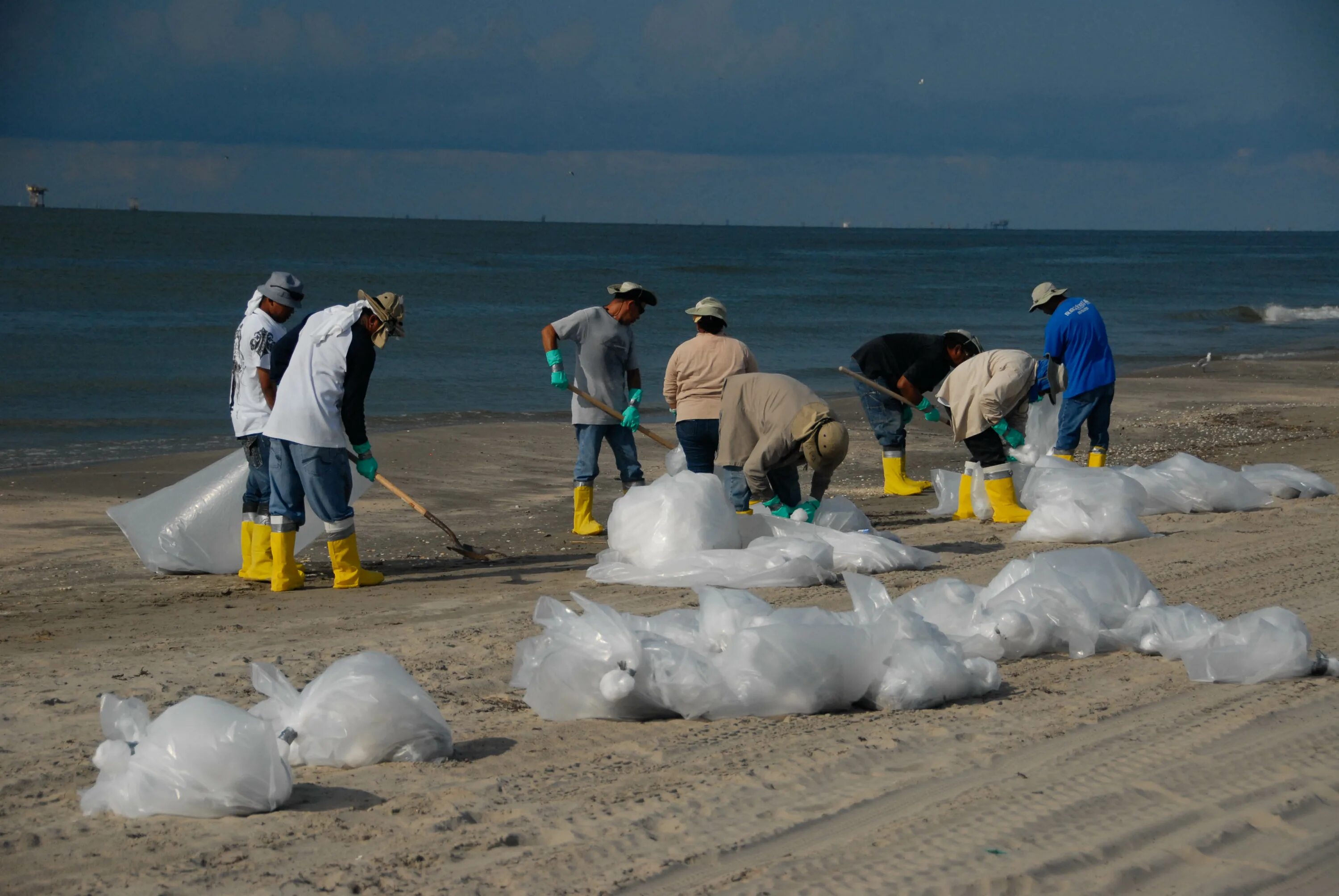 Beach clean. Очистка океана. Очистка мирового океана. Уборка морского мусора. Очищение океана от мусора.