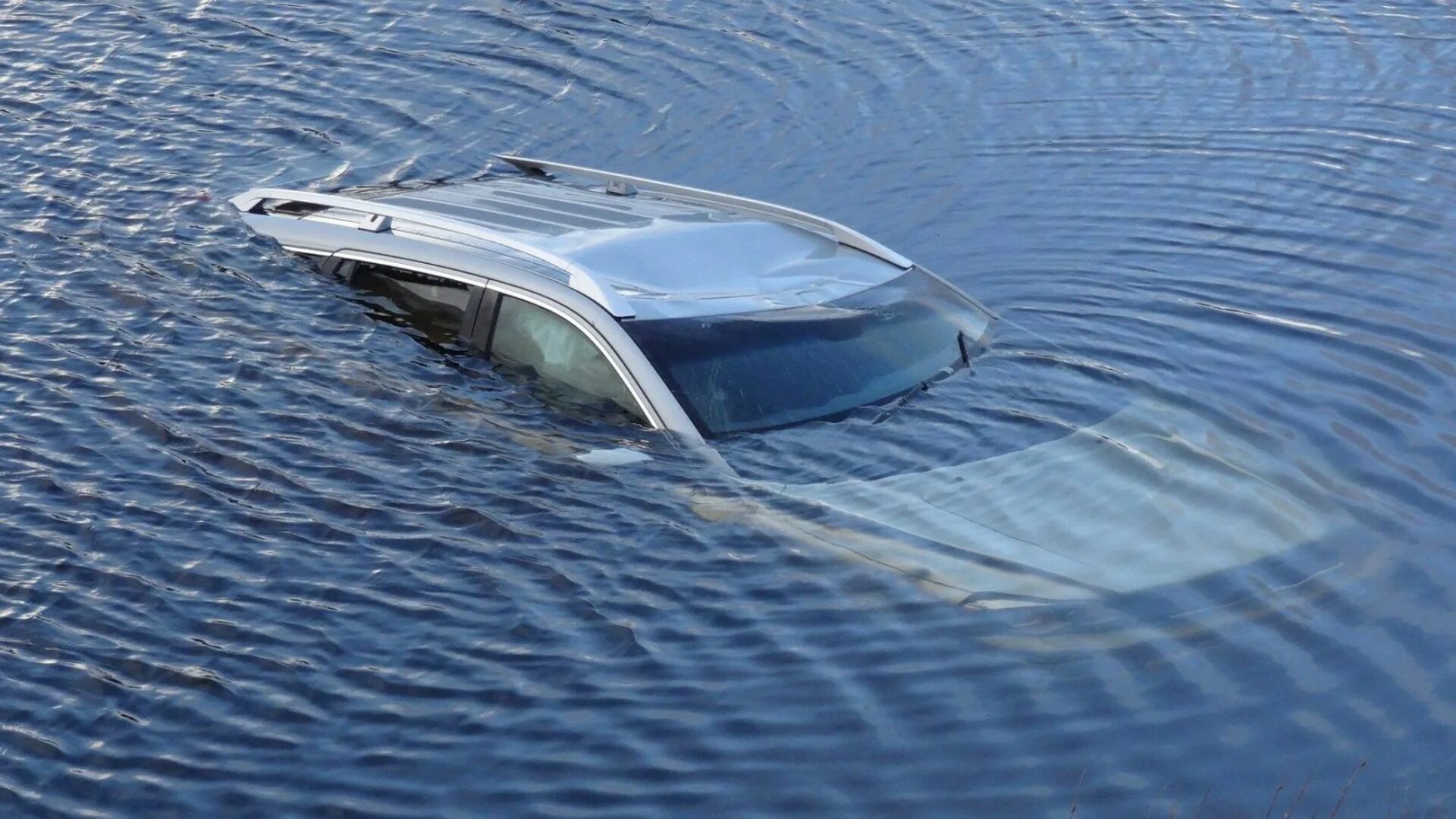 Падали машины в воду. Утопленная машина. Машина тонет. Машина под водой. Машина в воде.
