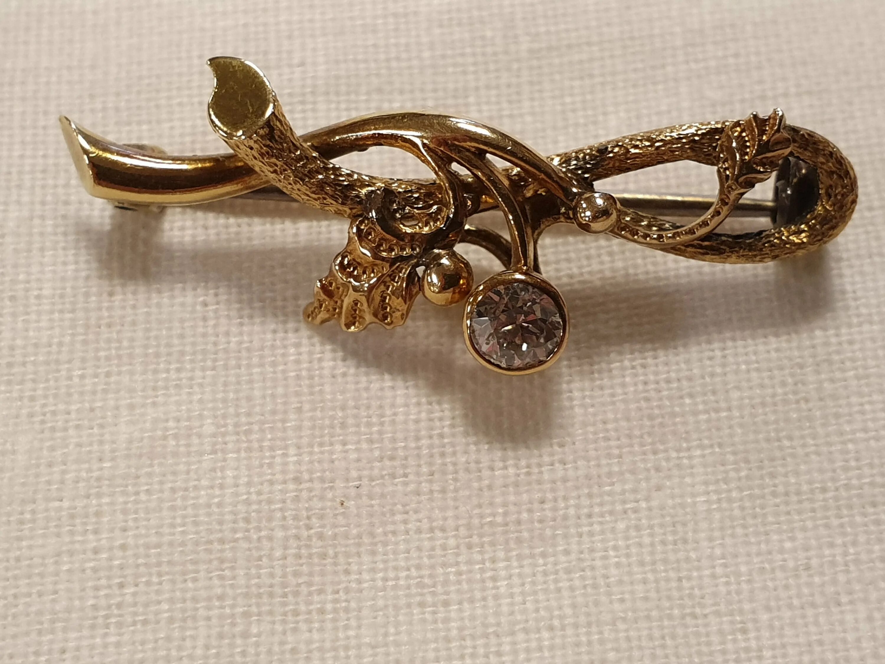 антикварные броши с хризолитом. украшения с демантоидами антиквариат. старинная золотая брошь. загадочный антиквариат изделия из золота. брошь 56 пробы с бриллиантами.