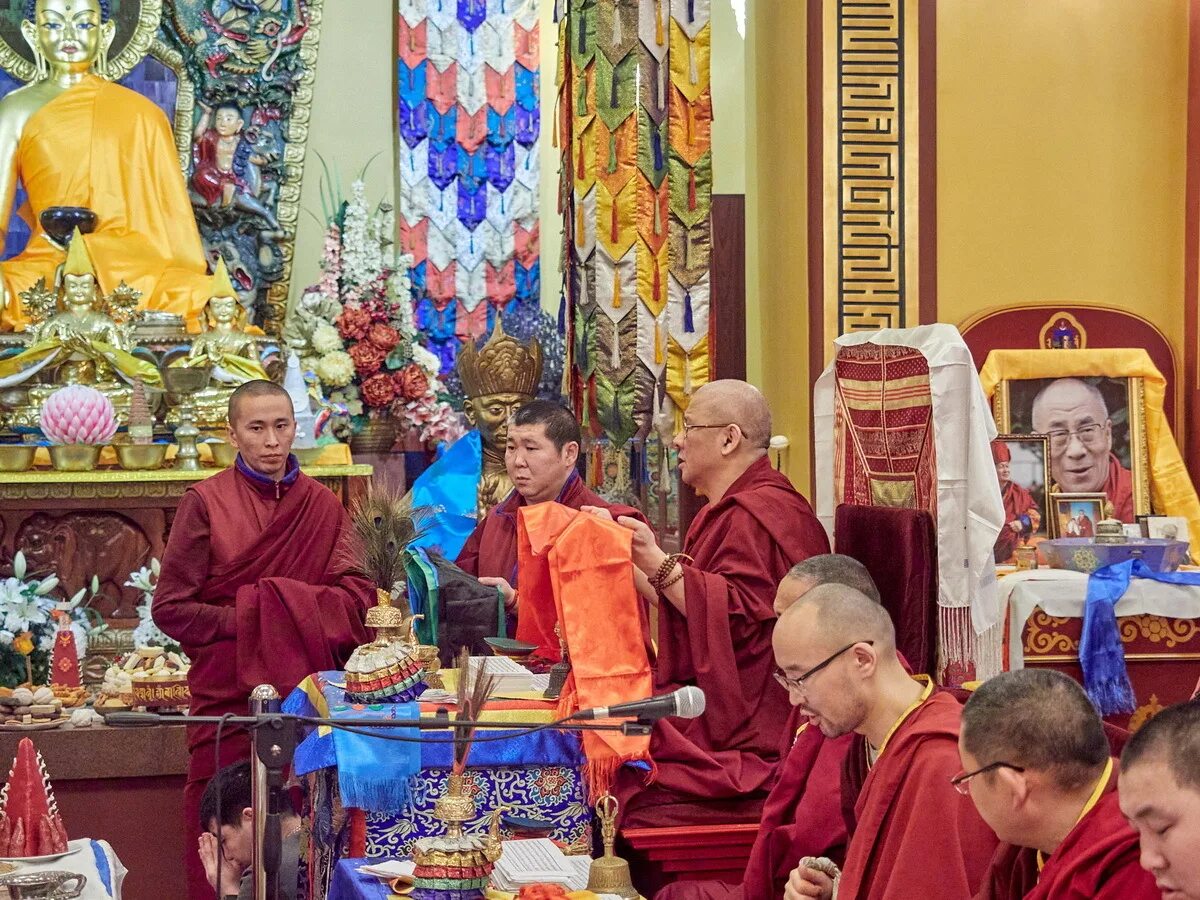 Буддийский новый год картинки. Белый месяц праздник буддистов. Новый год в буддизме. Сагаалган праздник буддизма. Весак в буддизме.