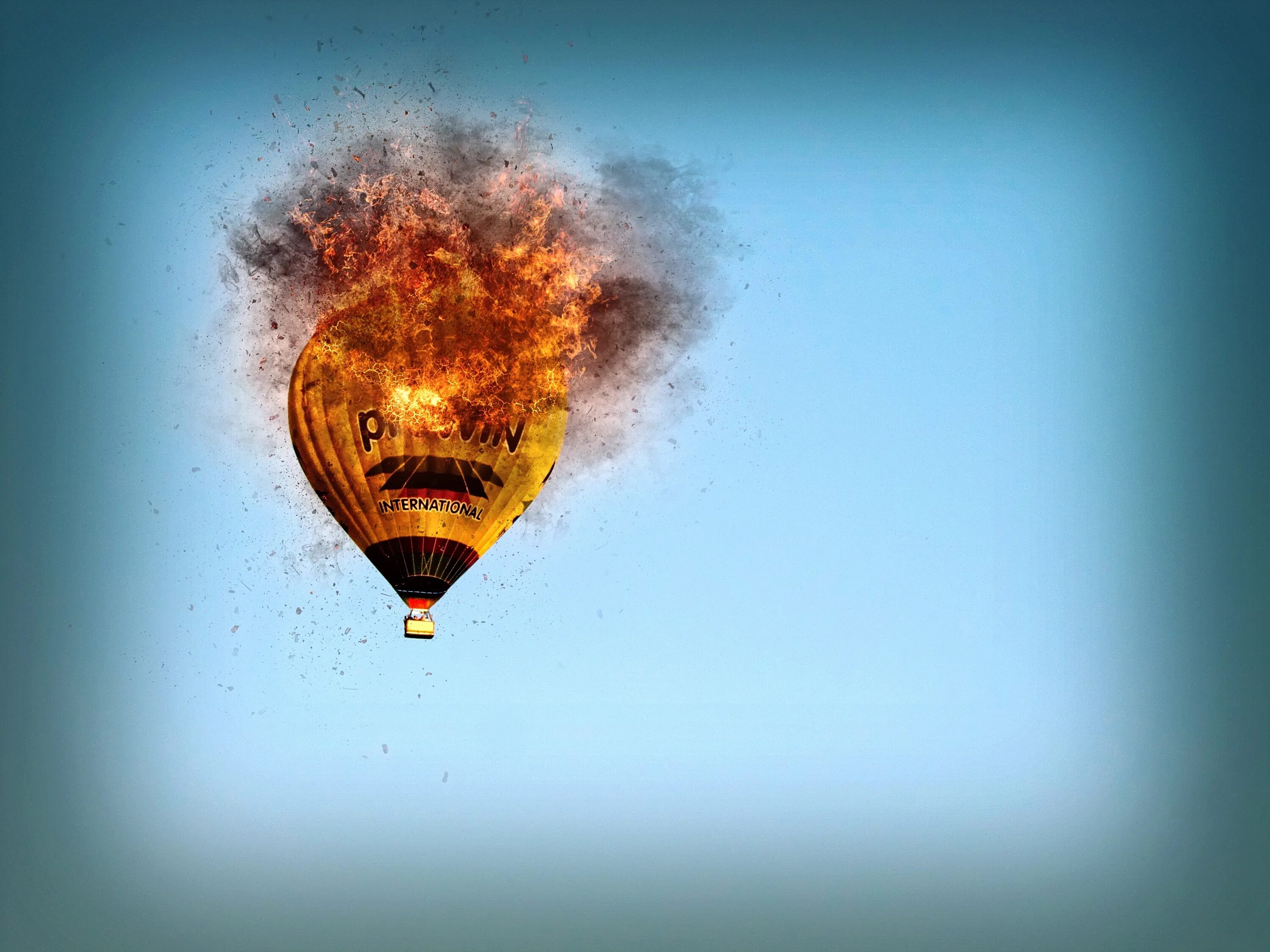 Что случилось на воздушном шаре. Воздушный шар падает. Крушение воздушного шара. Воздушный шар горит. Воздушный шар пламя.