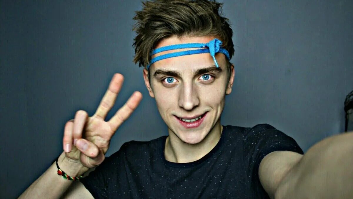 Покажи ютуб 4. Покажи ютуб 4. Укулеле с владом бумагой. Покажи ютуб 4. Покажи ютуб 4.