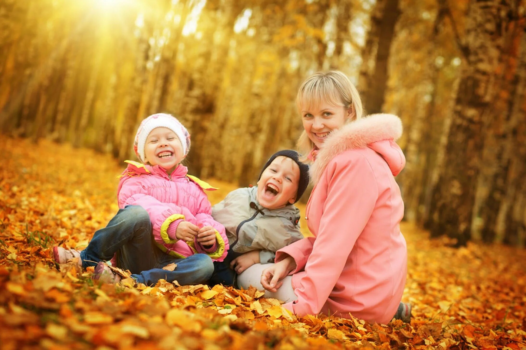 Осенние прогулки с детьми. Осень для детей. Осенниеррогулки с детьми. Дети на прогулке.