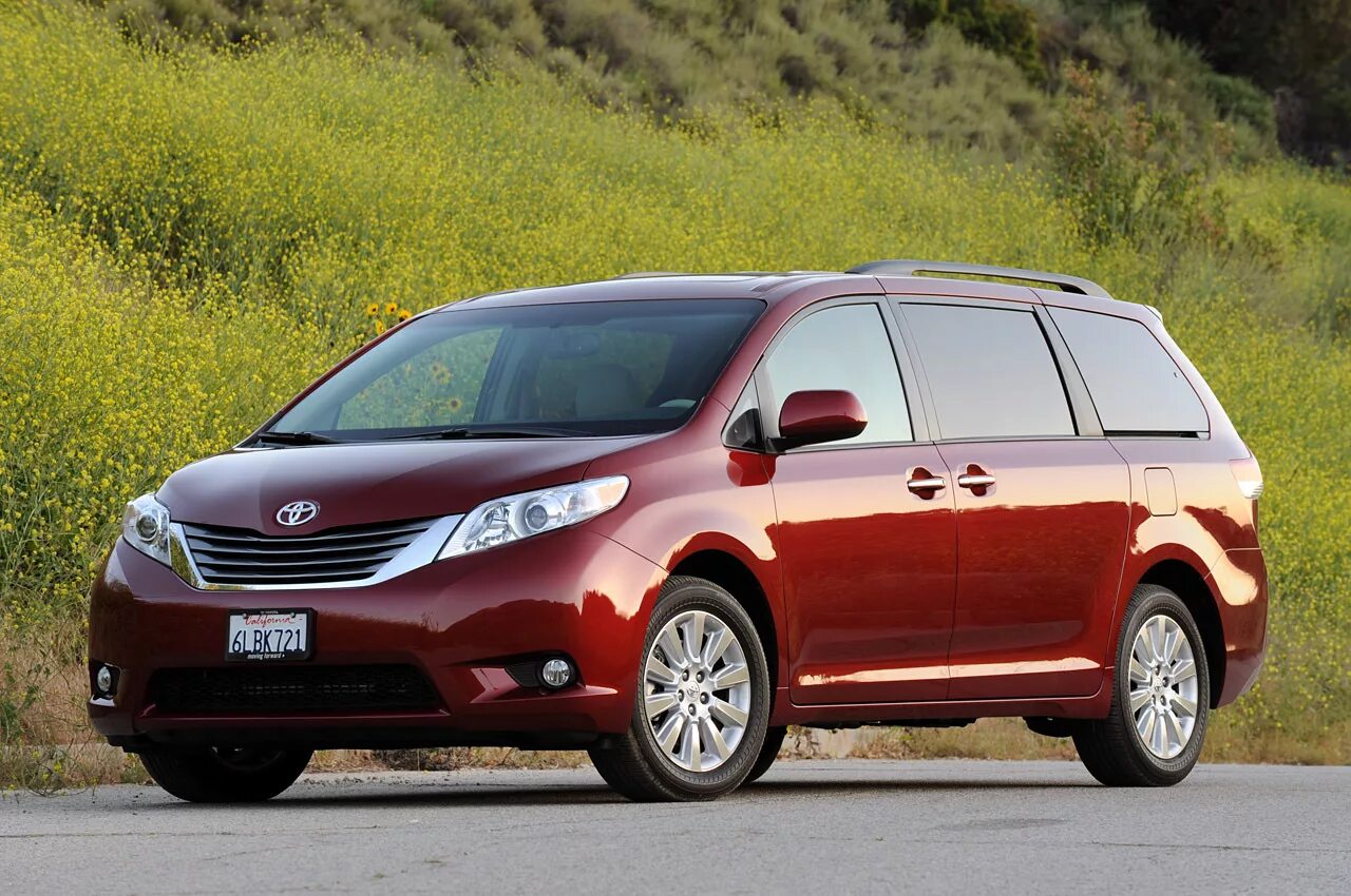 Куплю автомобиль минивэн. Toyota Sienna 2011. Toyota минивэн Sienna. Семиместная Тойота Сиенна. Toyota Sienna 2010.