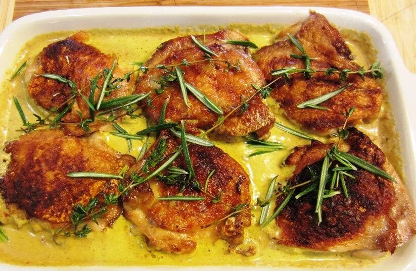 Куриные бёдра на сковороде. Жареные куриные бедра на сковороде. Бедро куриное запеченное. Бедрышки куриные на сковороде. Бедро куриное жареное.