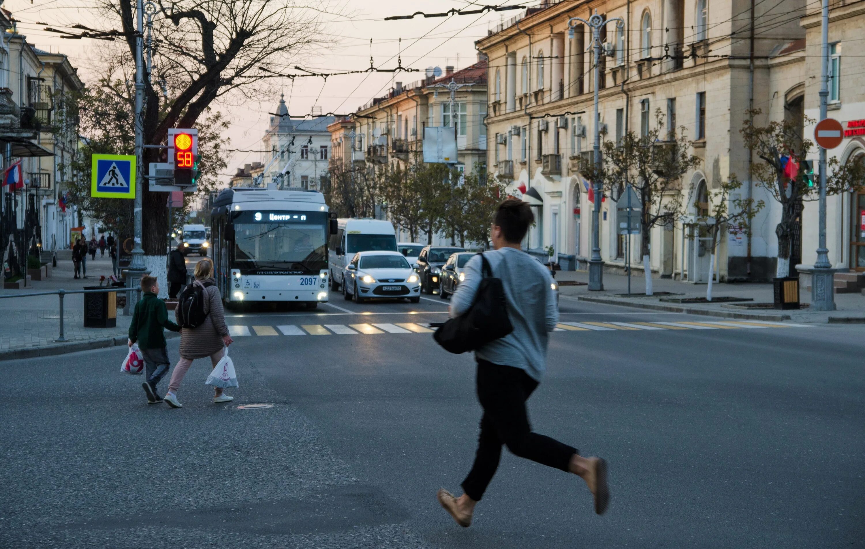 Не переходи улицу в неположенном месте. Пешеход перебегающий. пешеход в неположенном месте. переходит дорогу в неположенном месте. перебегает дорогу.