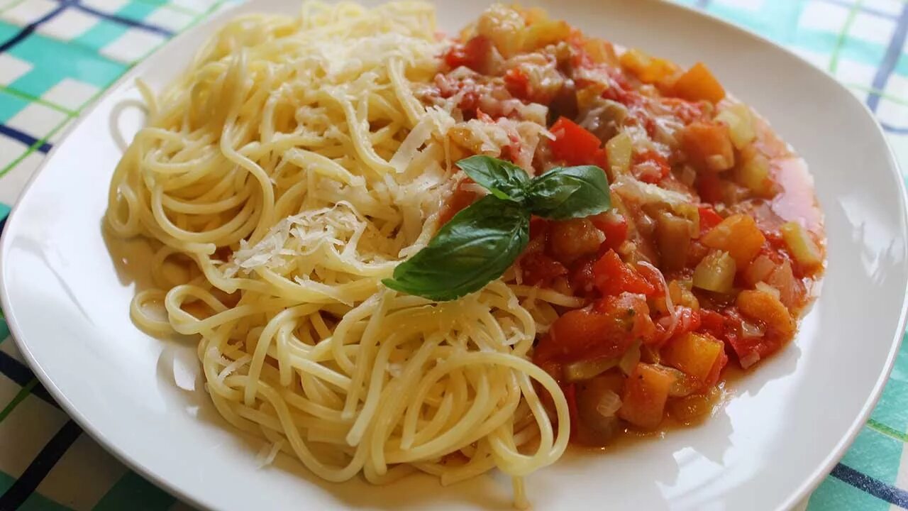 Паста с подливой из курицы. Спагетти с овощами. Вермишель с овощами. Спагетти с овощами в томатном соусе. Спагетти в сливочно-томатном соусе.