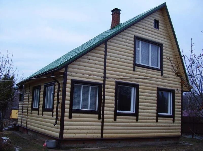 Обшить деревянный дом сайдингом. Грандлайн металлический сайдинг. Сайдинг на дачный домик. Дачный домик обшитый сайдингом корабельная доска. Дом из сайдинга.