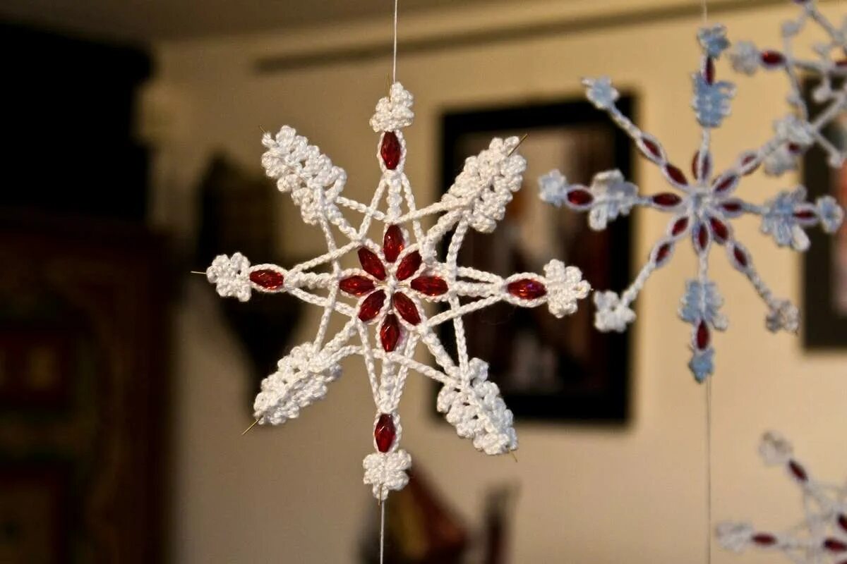 «украшение «снежинки»». объемные снежинки квиллинг. снежинка объемная. полимерная глина снежинки. необычные снежинки.