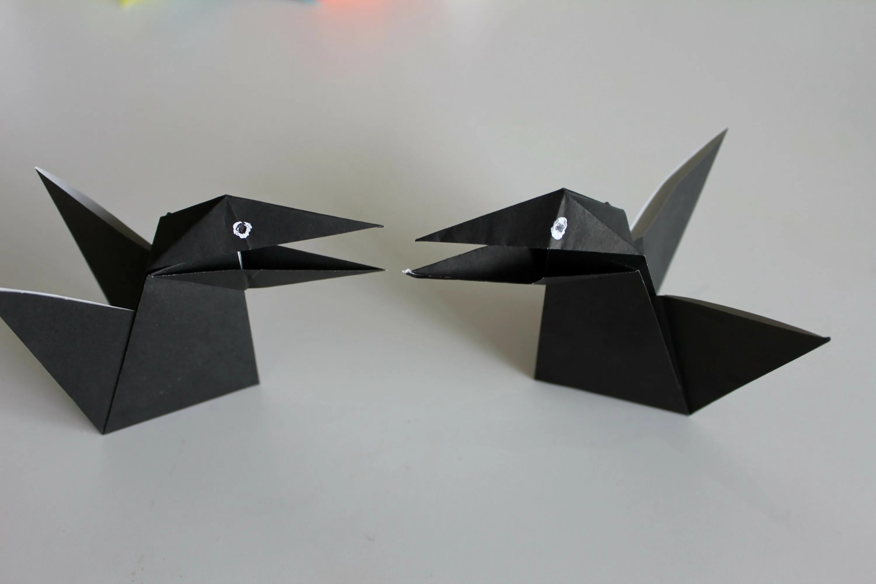 Оригами скворец. Оригами ворона. Оригами ворон. Оригами сорока. Ворона оригами для детей.
