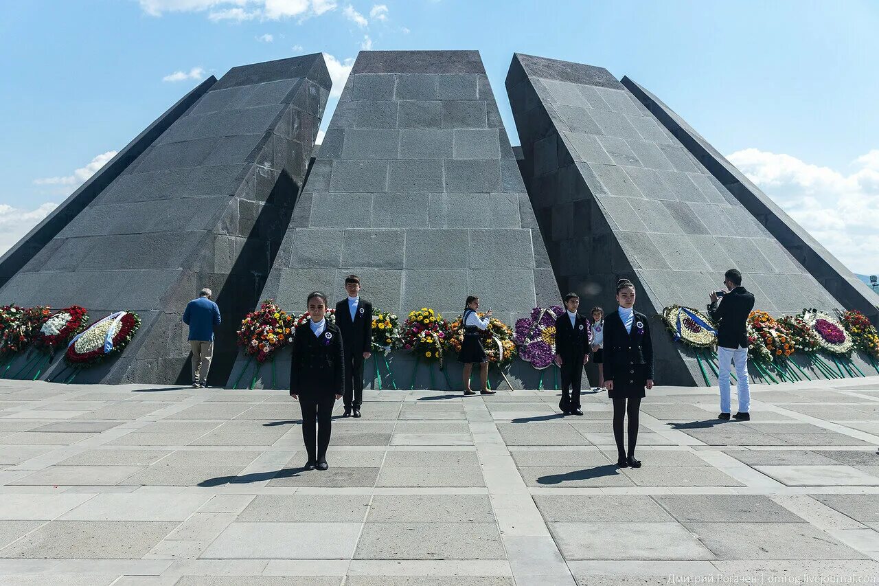 Памятник геноциду советского народа. Мемориальный комплекс Цицернакаберд. Статуя Ереван Севан. Цицернакаберд в Ереване. Цицернакаберд достопримечательности Армении.