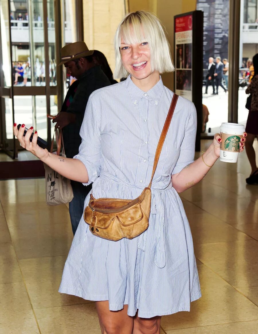 Певица сиа 2022. Почему sia не показывает. Лицо певицы сиа 2021. Певица сиа показала лицо. Певица sia без парика.