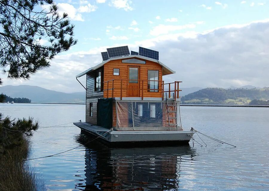 Дом на воде бывает. Плавучий дом дебаркадер. Морской хаусбот. Севан озеро плавдом. Хаусбот автодом.