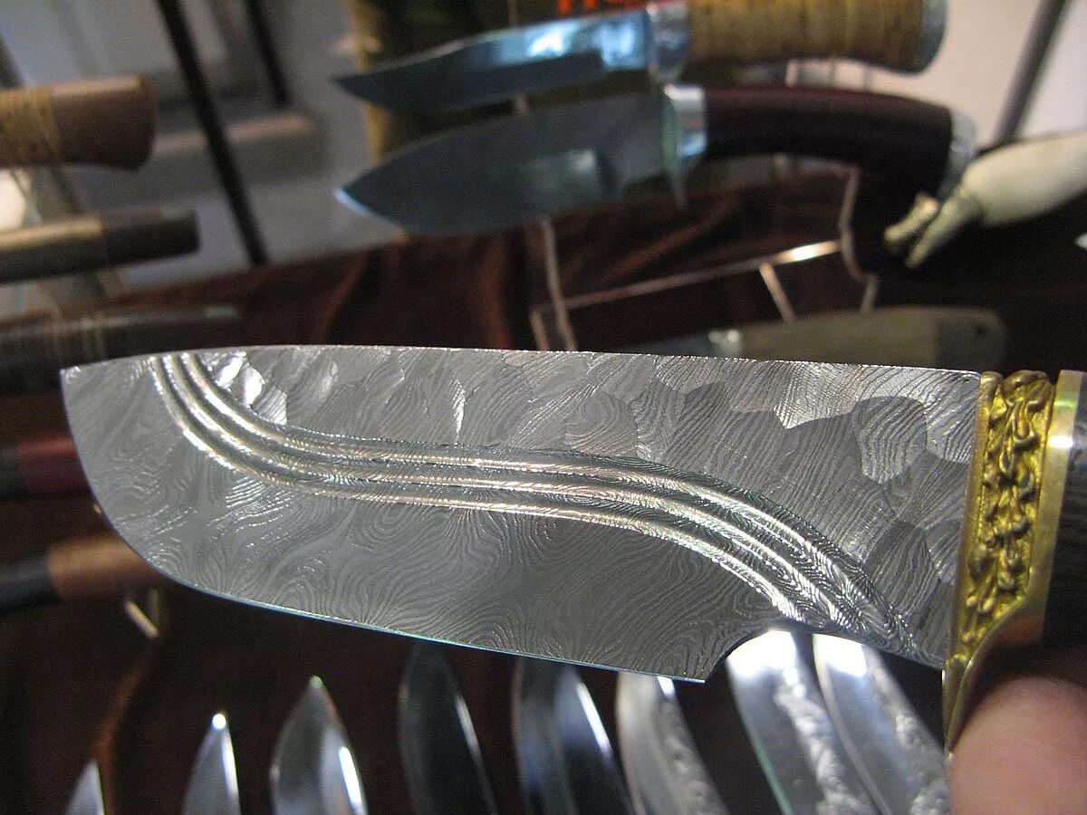 Как закалить нож. Закаленная сталь нож. Ножи из металла. Металл для изготовления ножей. Металл нержавейка нож.
