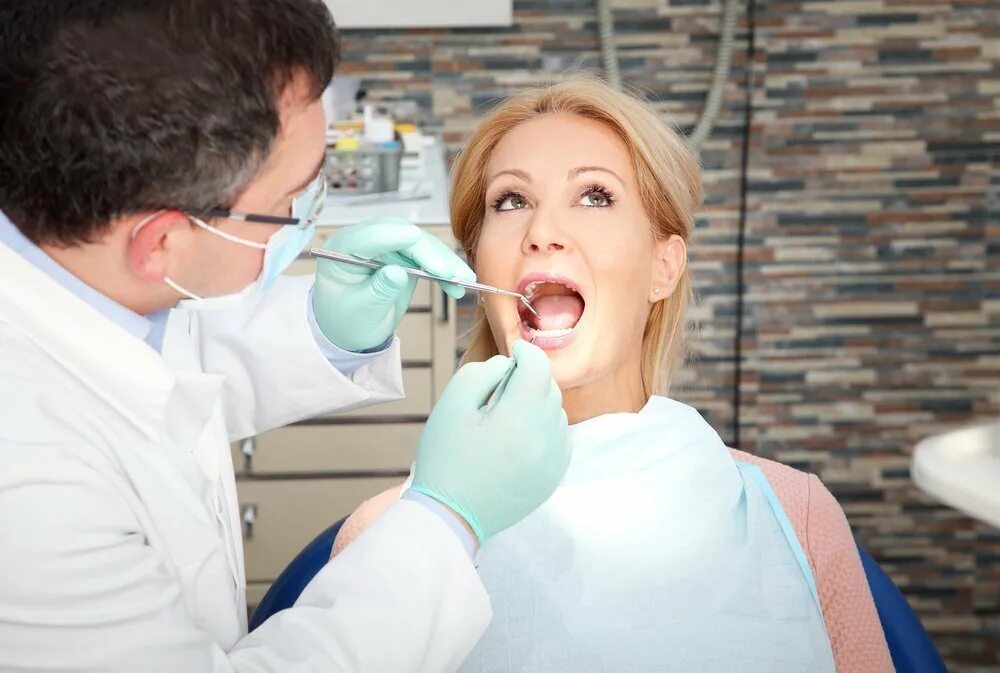 Три стоматолога. Арт Дент Фрязино стоматология. Прием у стоматолога. Стоматолог и пациент. Осмотр стоматолога.