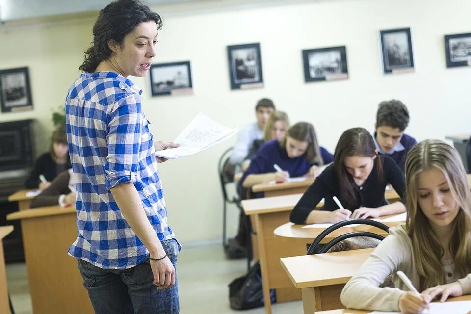 репетитор старшей школы. подросток и учитель. репетитор старшей школы. цвета класса подростков в школе. педагог и ученик.