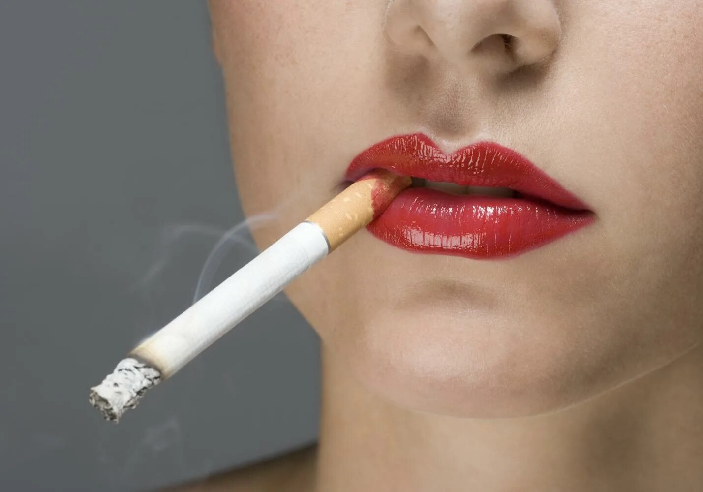 Cigarettes lipstick. Vibely помада matte. Сигарета в помаде. Окурки в помаде. Cigarettes lipstick.