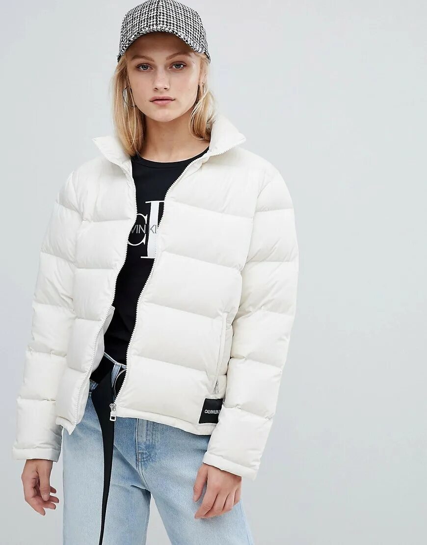 Пуховик кельвин кляйн женский. Куртка кельвин кляйн. Куртка кельвин кляйн женская. Куртка женская кельвин. Calvin klein женская куртка jeans logo puffer.