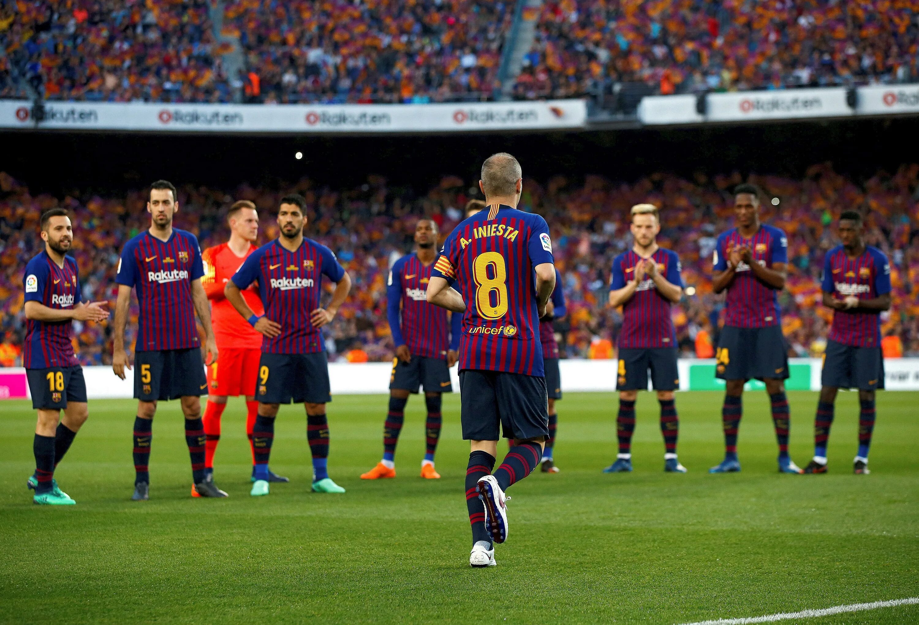 Infinit8iniesta. Серхи роберто барселона. Barcelona week. Барселона 10/11. Barcelona.