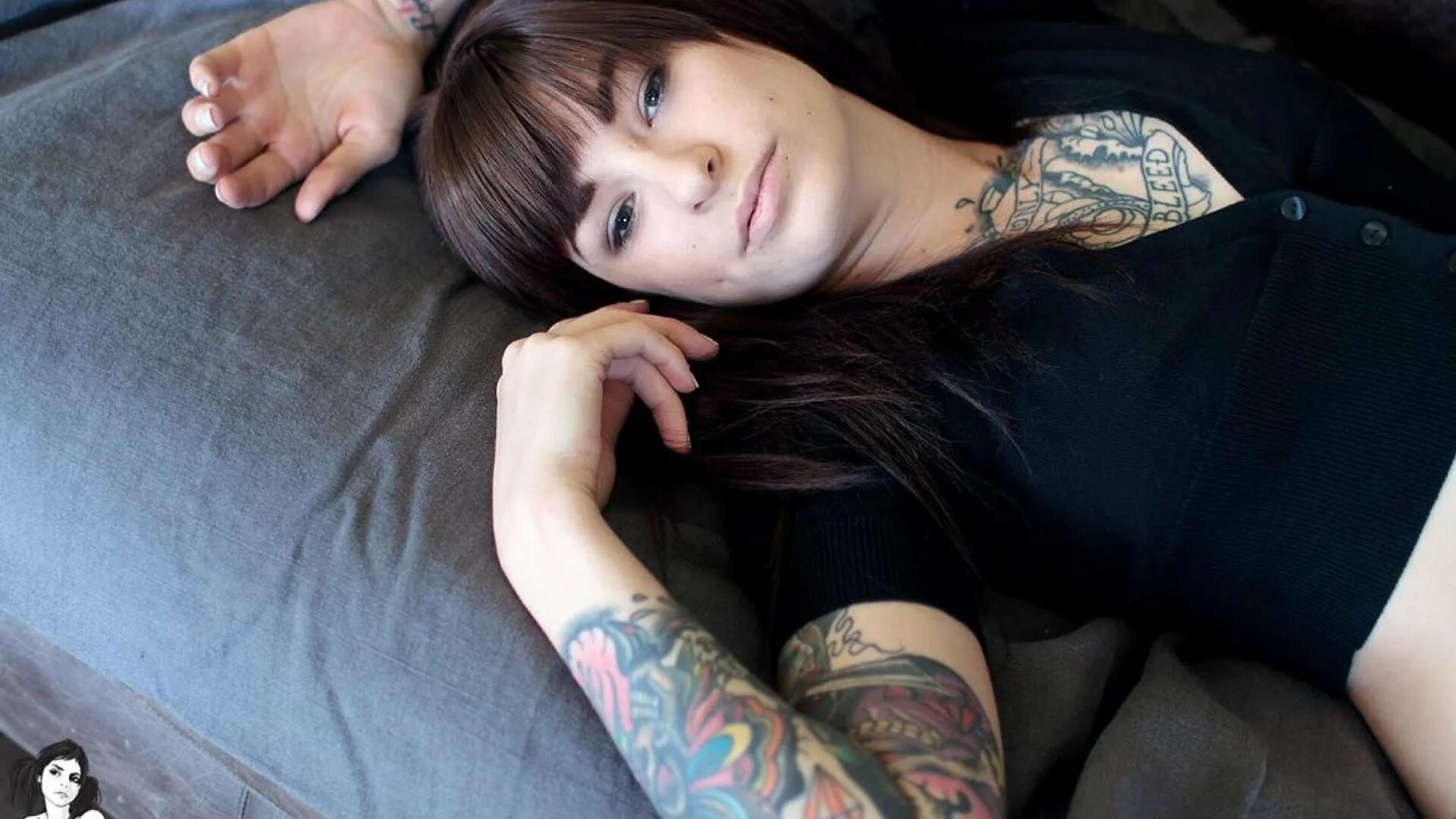 Татуировка на спине у девушки. Сон девушка с тату. Блондинка с татуировкой. Тату портрет девушки. Сон девушка с тату.