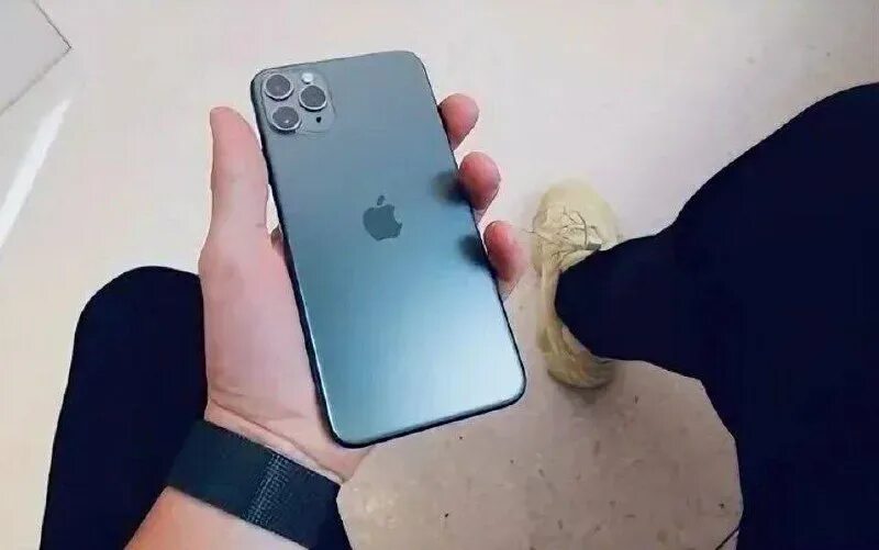 Iphone 13 pro max pro max. Apple iphone 11 pro max. Айфон 13 промакс белый. Айфон про макс в руках. Iphone 12 pro max.