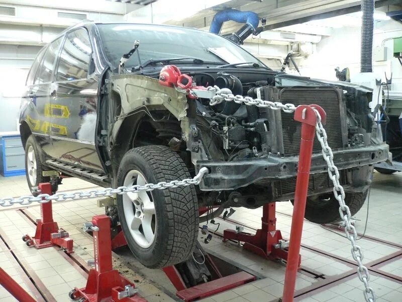 Кузовной стапель напольный siver h-110. Вытянуть кузов. Машина на стапеле. Станок для вытягивания кузова автомобиля. Вытянуть кузов.
