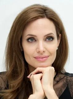 Сколько лет анджелине джоли