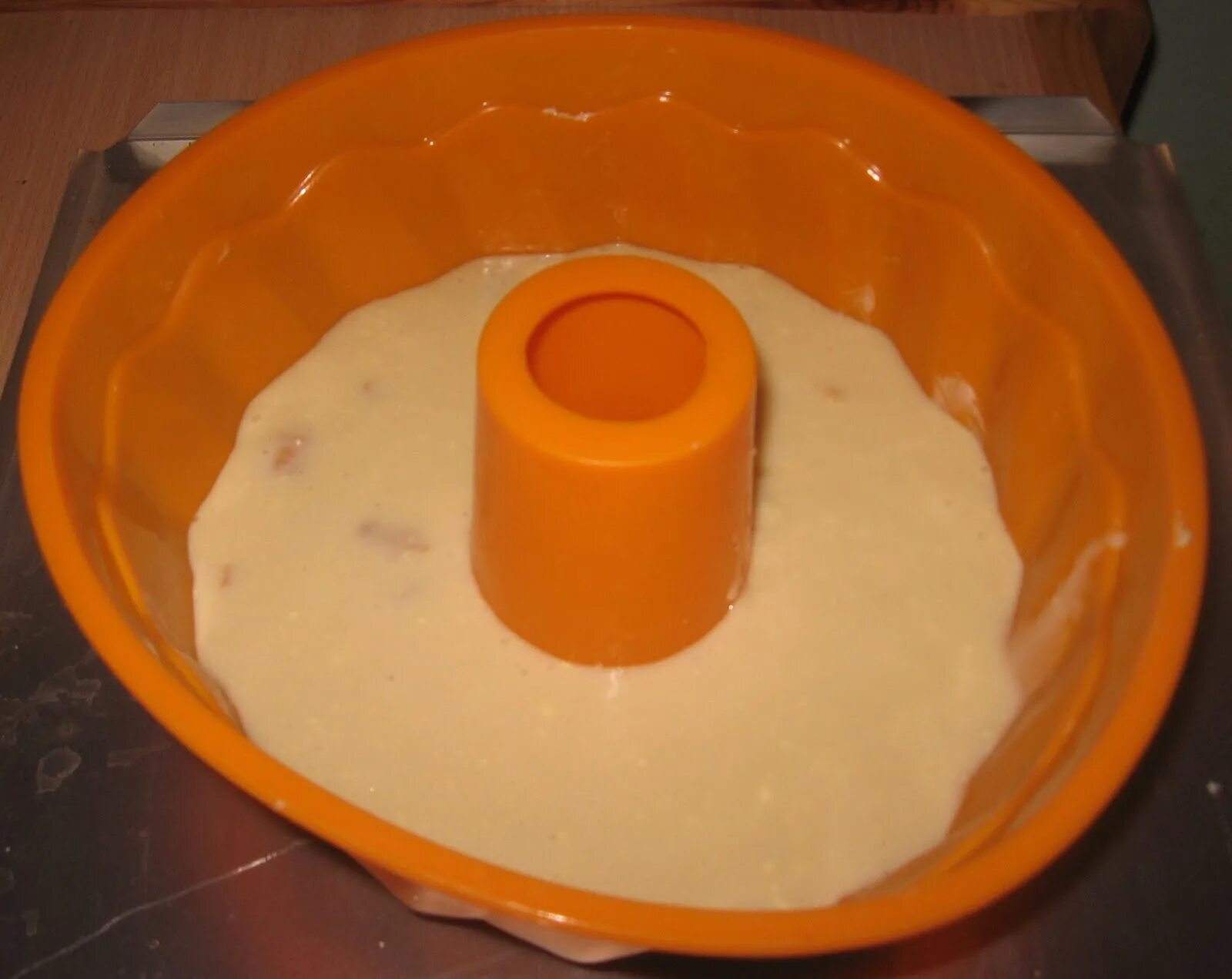 Рецепты на сметане без масла. Тесто в силиконовой форме. Форма для кекса с дыркой своими руками. Рецепт кекса в силиконовой форме с дыркой. Кекс в силиконовой круглой форме рецепт.