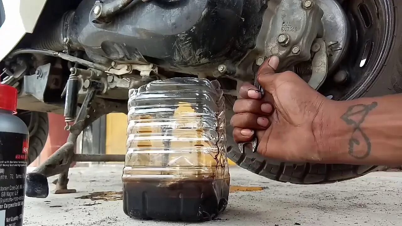 Хонда дио заливает маслом. Oil Хонда дио. Хонда дио масло в двигателе. Honda Dio Oil Plug. Хонда дио в цилиндре масло.