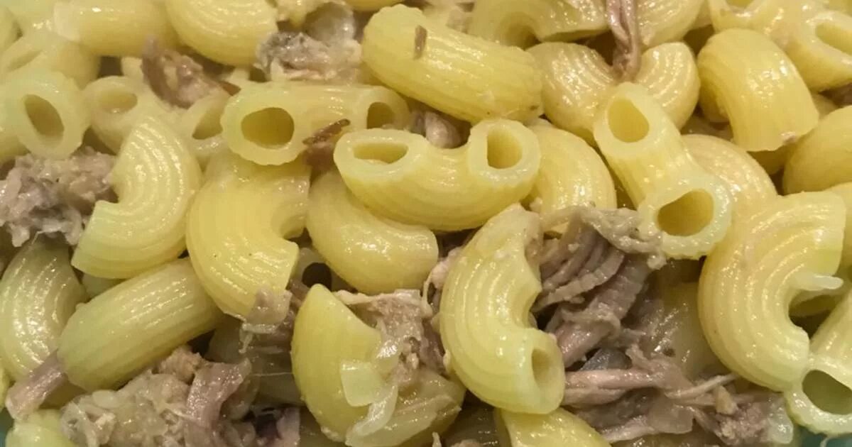 Вермишель с тушенкой. Рожки по флотски с тушенкой. Макароны по-флотски с тушенкой на сковороде. Макароны с тушенкой сколько. Макароны с тушенкой и соевым соусом.