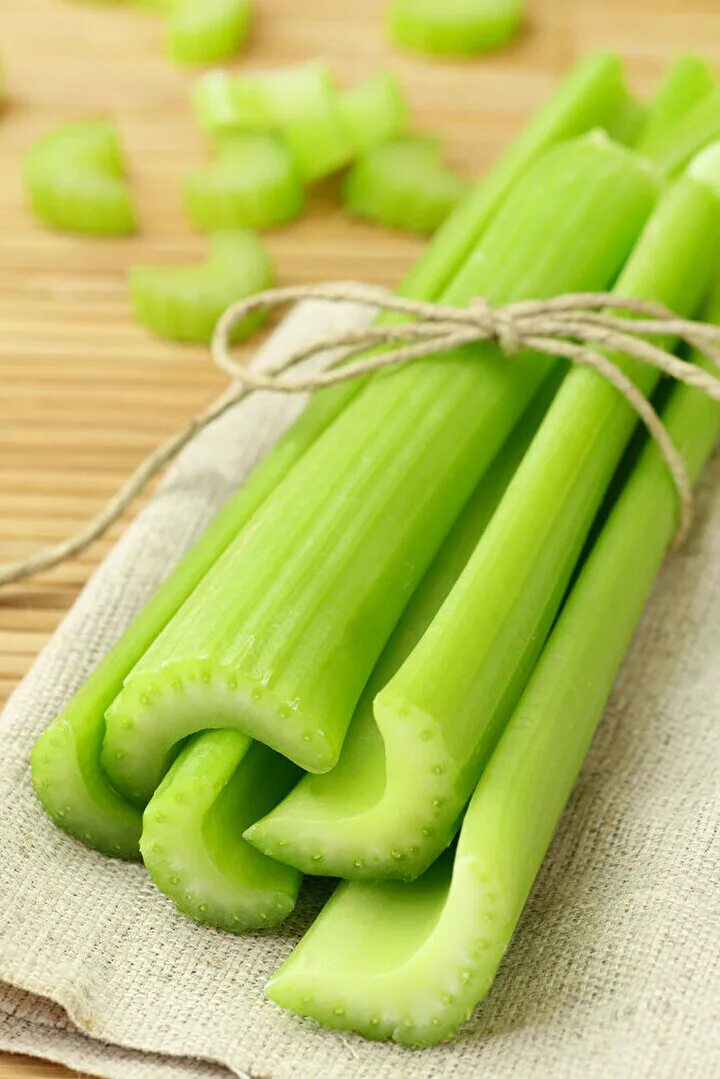 Стебли сельдерея для похудения. Сельдерей. Celery сельдерей. Сельдерей усимлиги. Сельдерей черешковый.