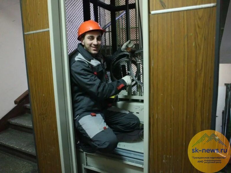 Работник лифта. Чинят лифт. Работник лифта. Работник лифта. Электромеханики по лифтам.