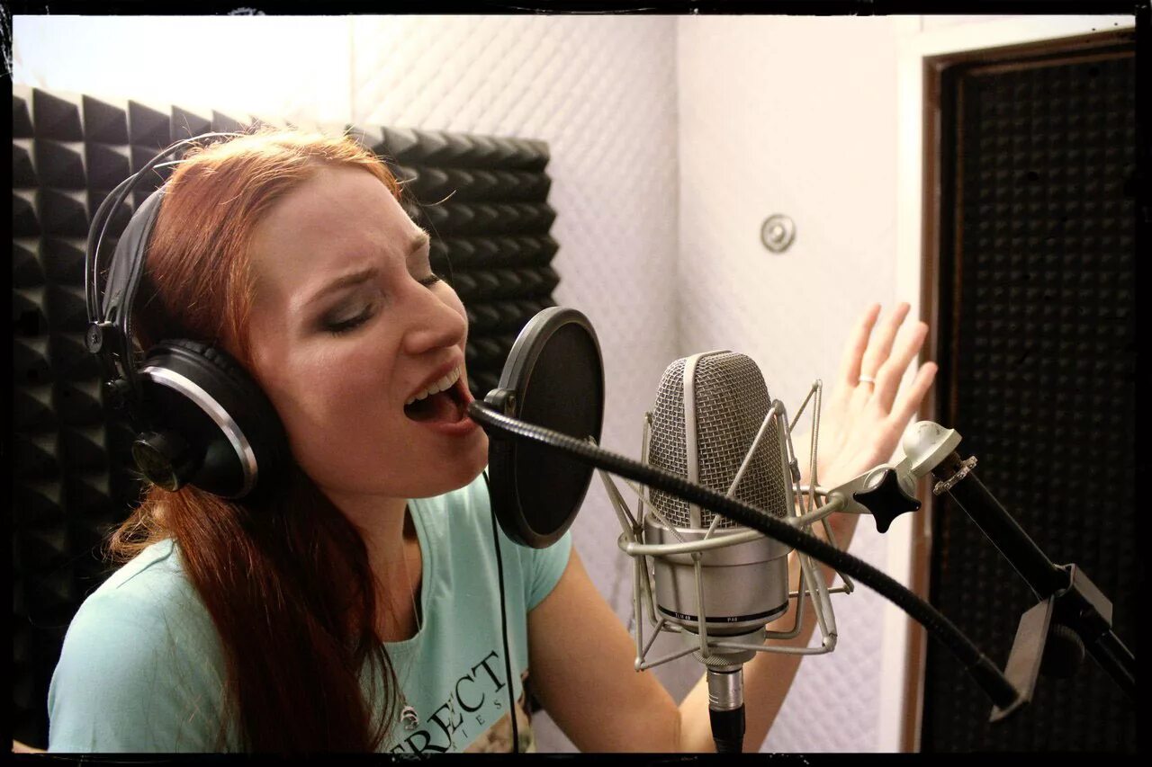 Студия звукозаписи поют. Песня recording. Девушка с микрофоном в студии. Песня recording. Музыканты в студии звукозаписи.