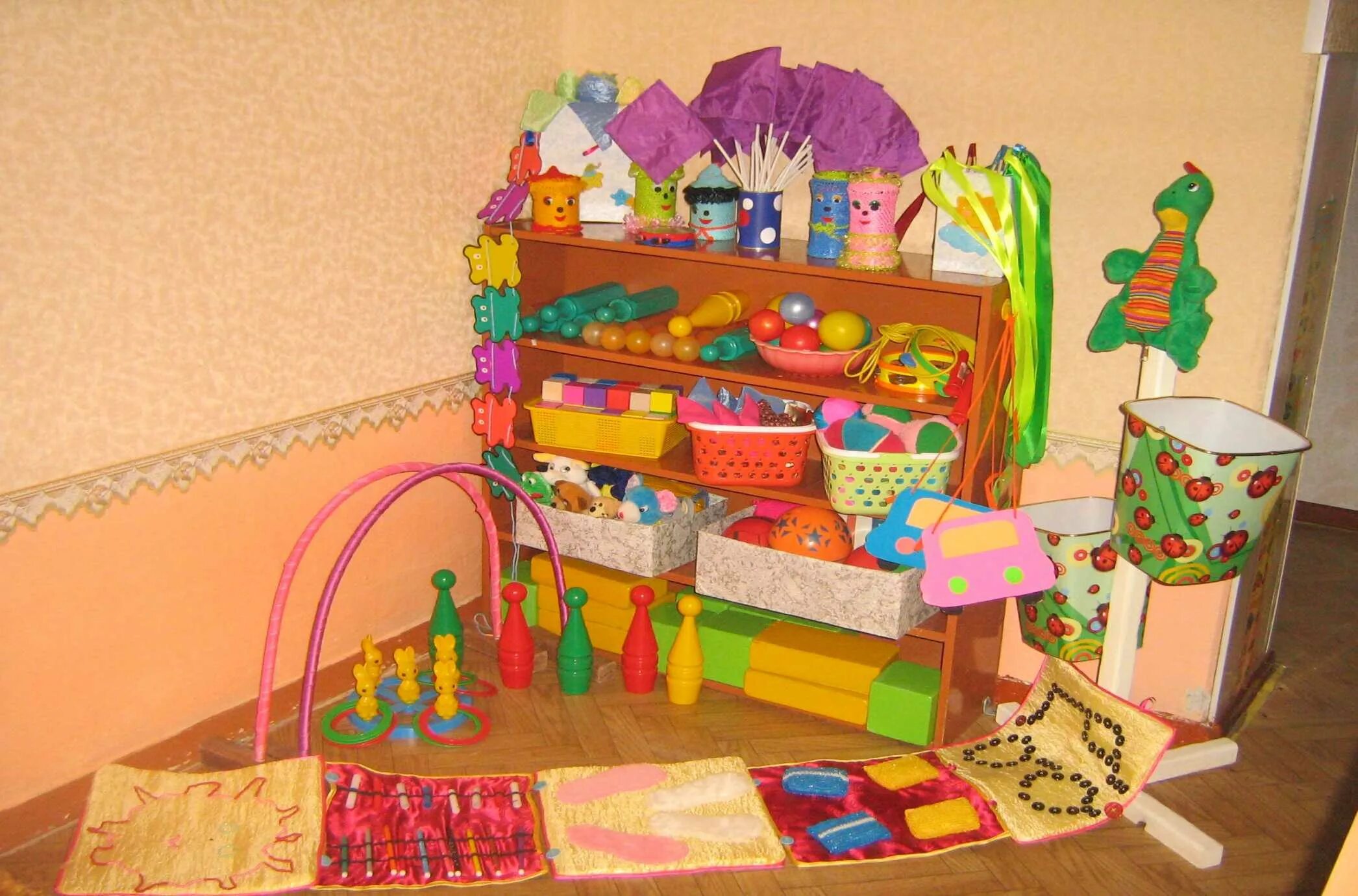 Развивающая среда в подготовительной группе детского сада. Развивающие уголки в детском саду. Центр двигательной активности в детском саду. Игровые центры в детском саду. Игровые зоны в детском саду средняя группа.