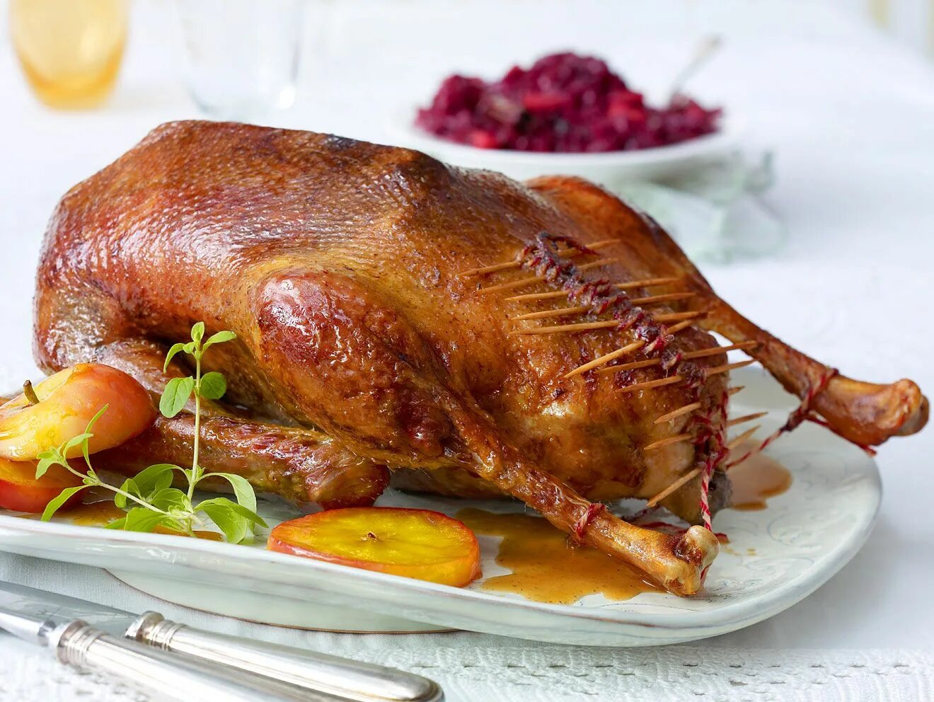 Как быстро приготовить утку. Как быстро приготовить утку. Утка в утятнице в духовке. Утка запеченная. Утка запеченная с апельсинами.