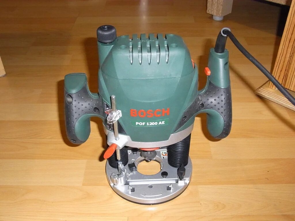 Бош 1200 купить. Bosch POF 1200 AE. Фрезер Bosch pof1200 AE. Фрейзер Bosch 1200. Фрезерная машина Bosch POF 120 0 AE.